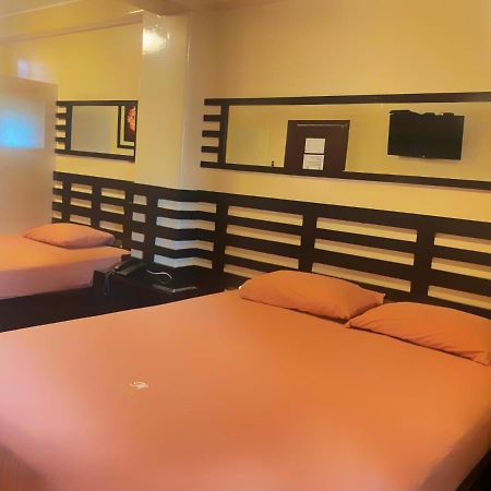Hostal Montesa グアヤキル エクステリア 写真
