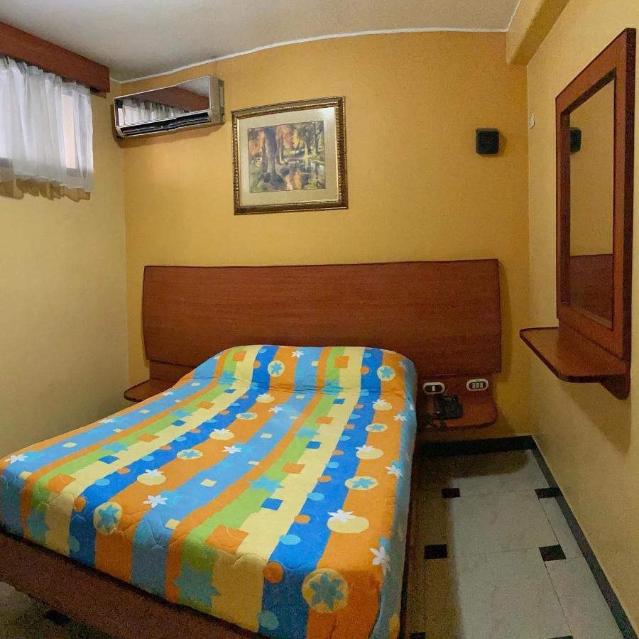 Hostal Montesa グアヤキル エクステリア 写真