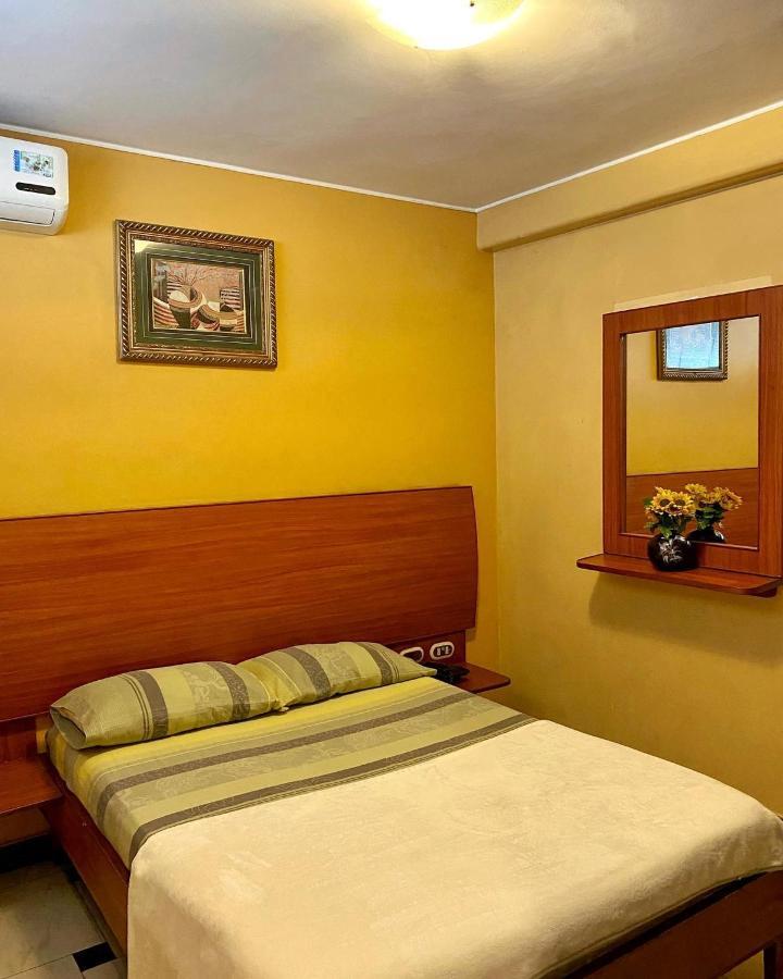 Hostal Montesa グアヤキル エクステリア 写真