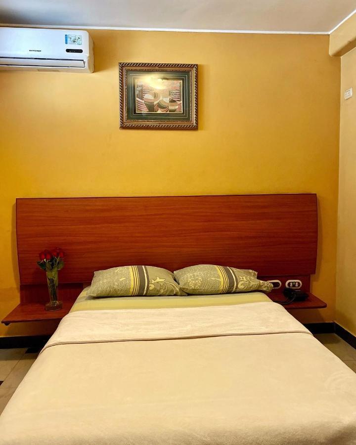 Hostal Montesa グアヤキル エクステリア 写真